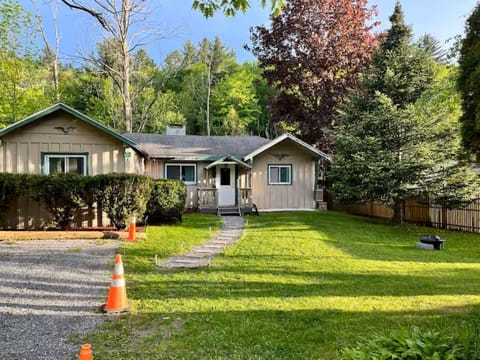 Peaceful Creekside Home and minutes to hunter Slopes Cabin in Hunter