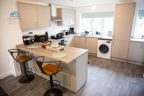 The Pines Villa 1 | Spacious 3BR | Cinema, Games & EV | Parking | Sleeps 10+ House in Northampton