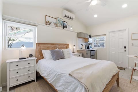 3 Blocks From Beach: Private & Clean Guest House Bed and Breakfast in Jacksonville Beach