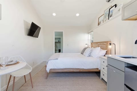 3 Blocks From Beach: Private & Clean Guest House Bed and Breakfast in Jacksonville Beach