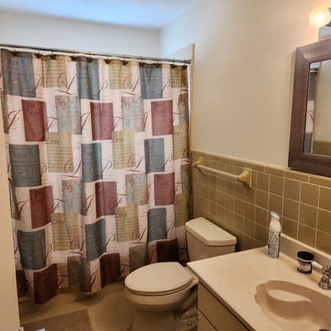 Your choice of room w/ a private bathroom and dedicated half-bath. House in Slidell