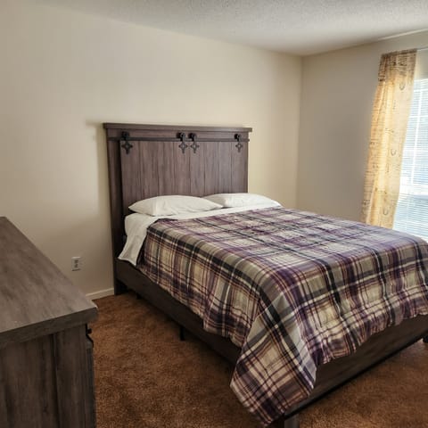 Your choice of room w/ a private bathroom and dedicated half-bath. House in Slidell