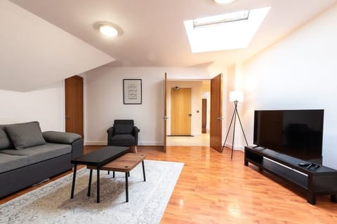 3BR Group Stay Penthouse Near General Hospital Apartment in Southampton