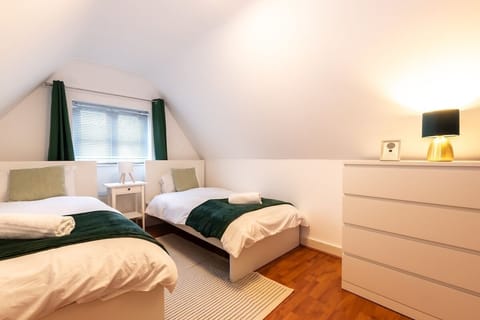 3BR Group Stay Penthouse Near General Hospital Apartment in Southampton