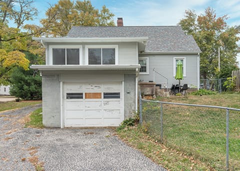 2 bedroom/1 bath house close to hospitals and attractions in East Davenport. House in Davenport