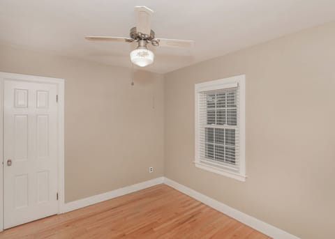 2 bedroom/1 bath house close to hospitals and attractions in East Davenport. House in Davenport