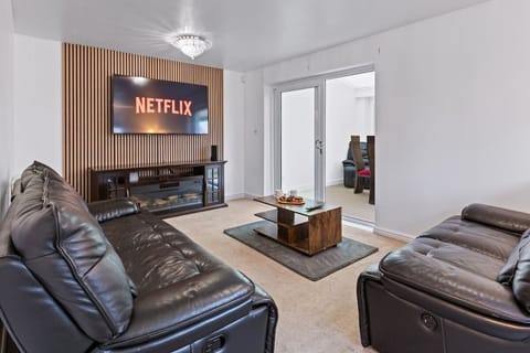 Spacious Comfortable 4B Home w en-suites House in Warrington