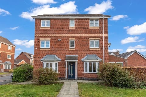 Spacious Comfortable 4B Home w en-suites House in Warrington