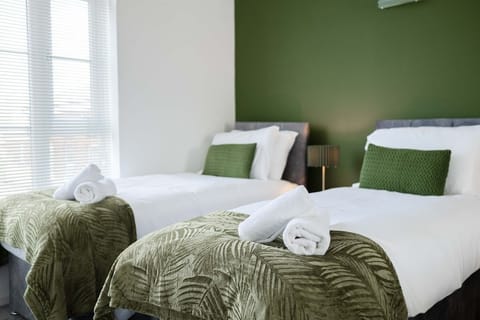 3 Bed Townhouse | Secure Parking | Sleeps 9 House in Ipswich