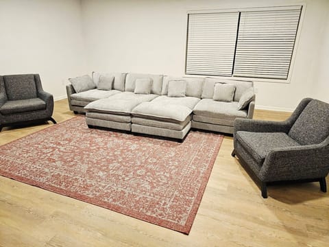 The Bulldog Basecamp -- Sleeps 18 -- Game Day Fun -- Close to Everything! House in Starkville