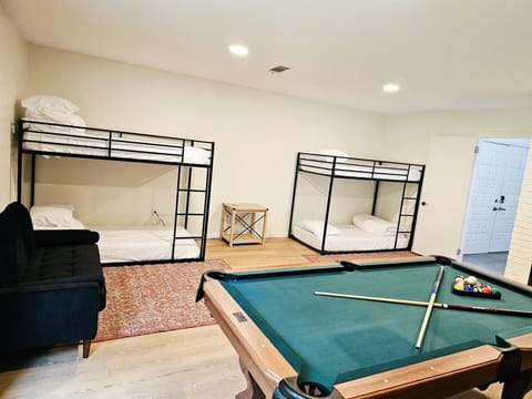 The Bulldog Basecamp -- Sleeps 18 -- Game Day Fun -- Close to Everything! House in Starkville