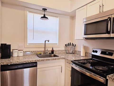 Cozy 2-Bedroom Haven: Sleeps 5! Apartment in Starkville