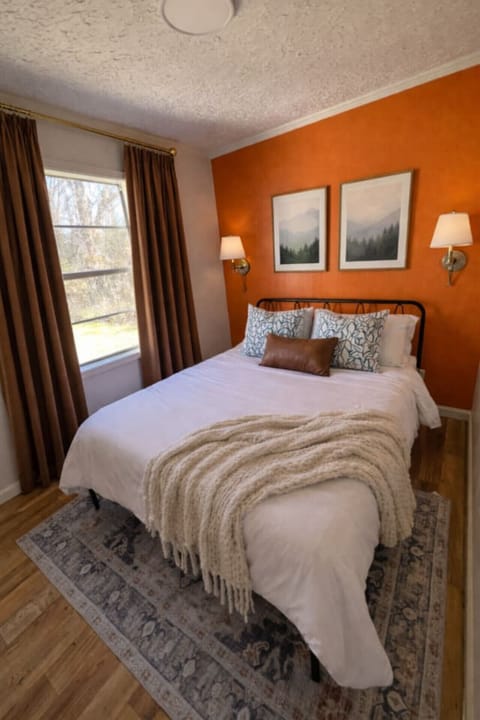 Stark Social House -- Sleeps 6 -- Game Day Fun House in Starkville