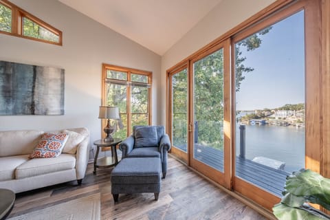 House, Multiple Beds, Patio (LakeHurst Lookout) | Living area