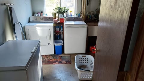 Open Floor Plan - primarily for Groups - 6 Bdrms - 2 Bath - 17 mattresses House in Mounds View