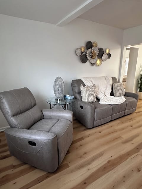 Farmhouse in the Heart of DowntownAuburn Hills House in Auburn Hills