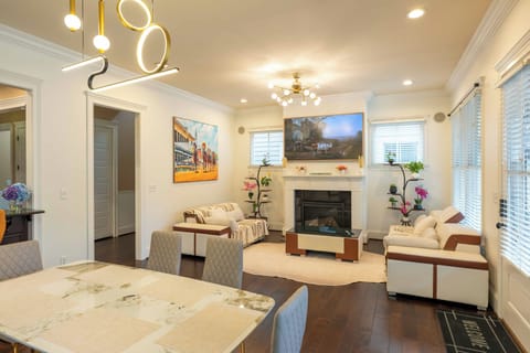 DERBY Luxury 4BR Norton Commons Sleeps 10, Upscale group stays House in Louisville