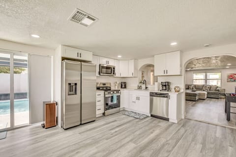 Canal‑Front Oasis w/Heated Pool Close to the Beach House in Holiday