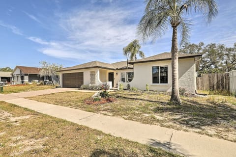 Elegant Holiday Escape w/Lanai & Heated Pool House in Holiday