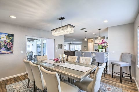 Elegant Holiday Escape w/Lanai & Heated Pool House in Holiday