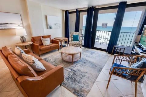 Amazing Living Room with Views of the Ocean ☀️