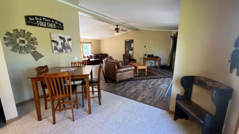 Whitetail Run Cottage in the heart of Hocking Hills with Wi-Fi & Spectrum TV. Cottage in Falls Township