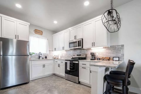House, 1 King Bed, Hot Tub, Garden View (1472 W Live Oak #5) | Private kitchen