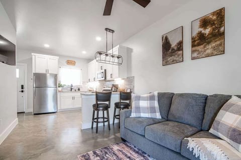 House, 1 King Bed, Hot Tub, Garden View (1472 W Live Oak #5) | Living area