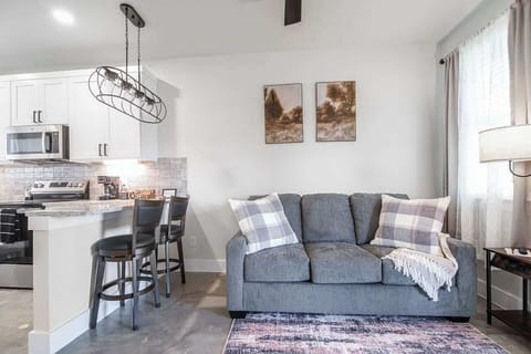 House, 1 King Bed, Hot Tub, Garden View (1472 W Live Oak #5) | Living area