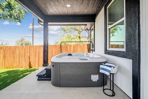 House, 1 King Bed, Hot Tub, Garden View (1472 W Live Oak #5) | View from room