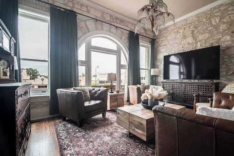 House, Multiple Beds, Patio, City View (118 E Main St- Combo) | Living area