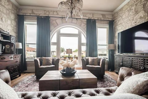 House, Multiple Beds, Patio, Garden View (118 E Main - Unit B) | Living area