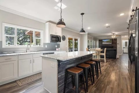 House, Multiple Beds, Patio (7994 W US-290) | Private kitchen