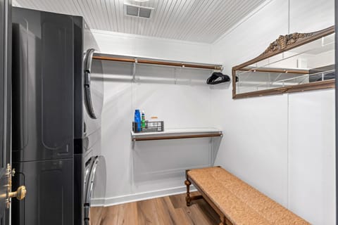 House, 1 Queen Bed, Patio, Garden View (206 W Pecan) | Laundry