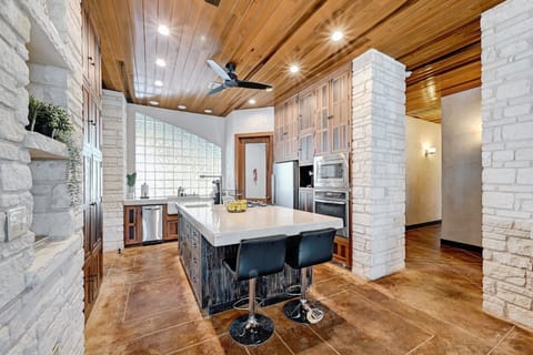 House, Multiple Beds, Hot Tub (6021 Circle J Rd) | Private kitchen