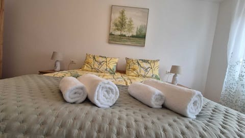 Spacious bedroom with a large bed. The 180x200cm bed contains SERTA mattress.