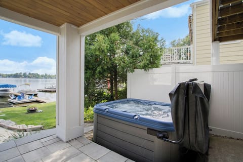 Luxe Magician Lake Family Retreat Cottage in Sister Lakes