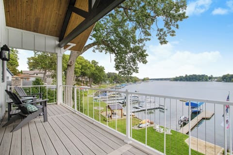 Luxe Magician Lake Family Retreat Cottage in Sister Lakes