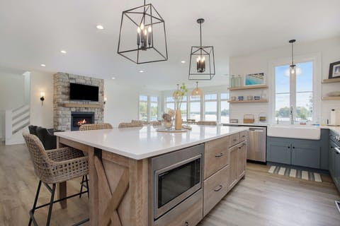 Luxe Magician Lake Family Retreat Cottage in Sister Lakes