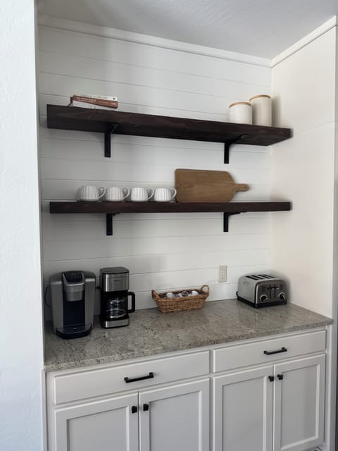 Relax at Pend Oreille Cove Lodge, Wi Fi, Boat Dock, Jacuzzi & Outdoor Fireplace House in Sagle