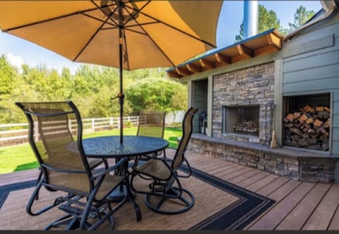 Relax at Pend Oreille Cove Lodge, Wi Fi, Boat Dock, Jacuzzi & Outdoor Fireplace House in Sagle