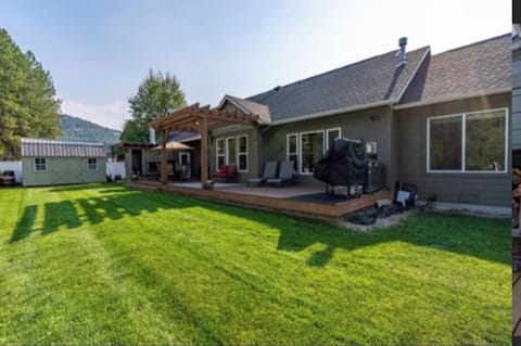 Relax at Pend Oreille Cove Lodge, Wi Fi, Boat Dock, Jacuzzi & Outdoor Fireplace House in Sagle