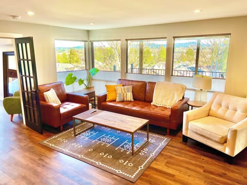 Stunning Views! - 3 Bedroom Hideaway with King Bed House in Bryn Mawr-Skyway