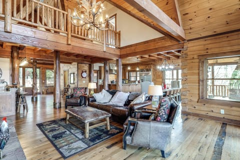 Living Room | Open Floor Plan | Gas Fireplace | Main Floor