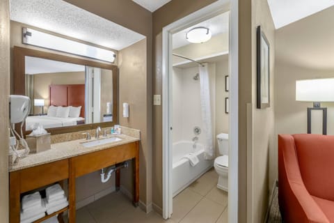 Business Room, 1 King Bed, Non Smoking (Upgrade) | Premium bedding, pillowtop beds, desk, laptop workspace