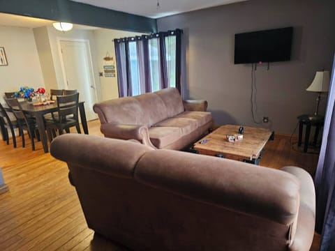 Lake Superior Waterffront Main Unit of Duplex Sleeps 8 ppl Apartment in Michigan