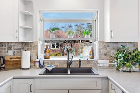 Kitchen (Main Floor)