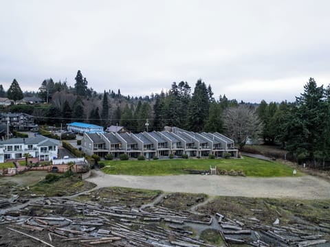 #201 Lower Garden View Suite at Shorewater Resort, Qualicum Beach Apartment in Qualicum Beach