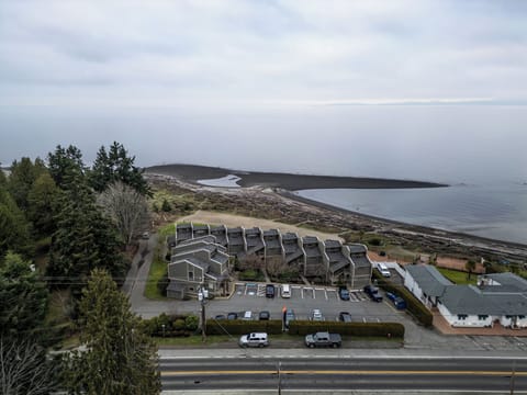 #201 Lower Garden View Suite at Shorewater Resort, Qualicum Beach Apartment in Qualicum Beach
