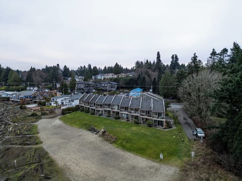 #201 Lower Garden View Suite at Shorewater Resort, Qualicum Beach Apartment in Qualicum Beach